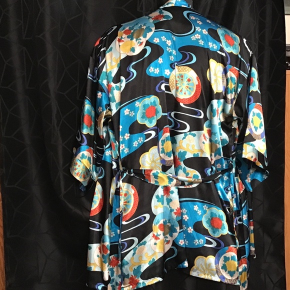Frederick’s of Hollywood Short Kimono with pockets on sides - Picture 9 of 13
